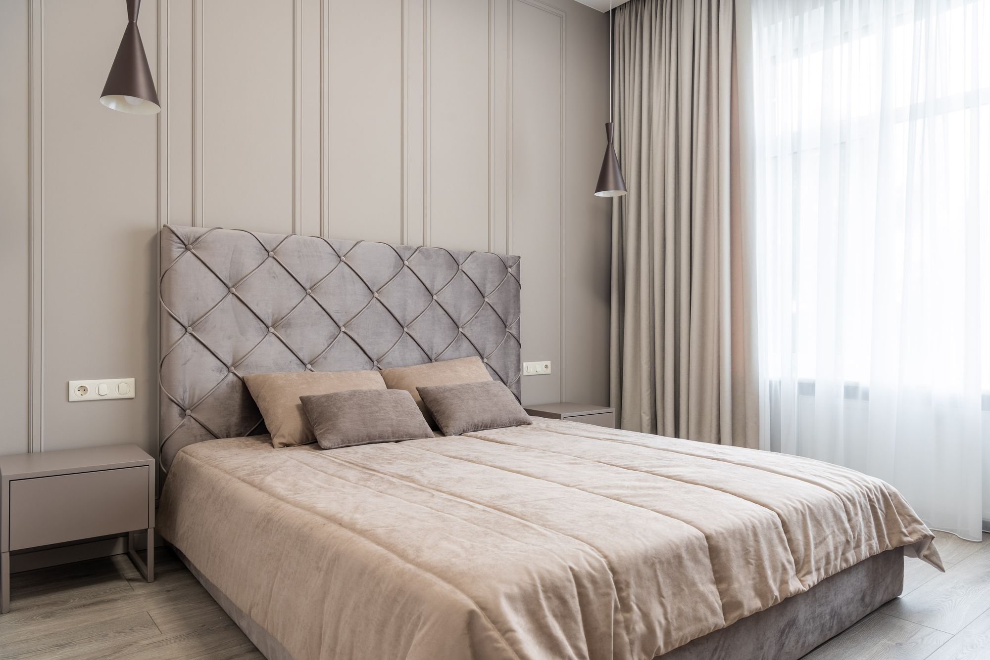 Ruhiges Schlafzimmer in einer harmonischen, natürlichen Farbwelt